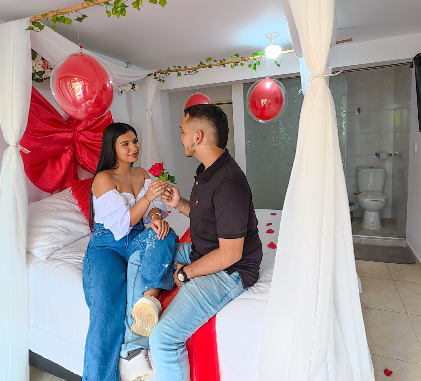 Habitación decorada para experiencia romántica